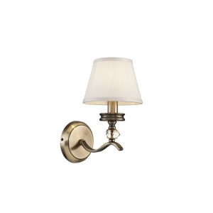 Элегантные светильники в классическом стиле. Металлическая арматура светильников Alessandra цвета бронзы сочетается с белым цветом абажуров из ткани. Абажуры окантованы лентой в тон. Дизайн арматуры дополнен декоративным элементом из стекла. Настенный светильник (бра) Freya FR2016WL-01BZ