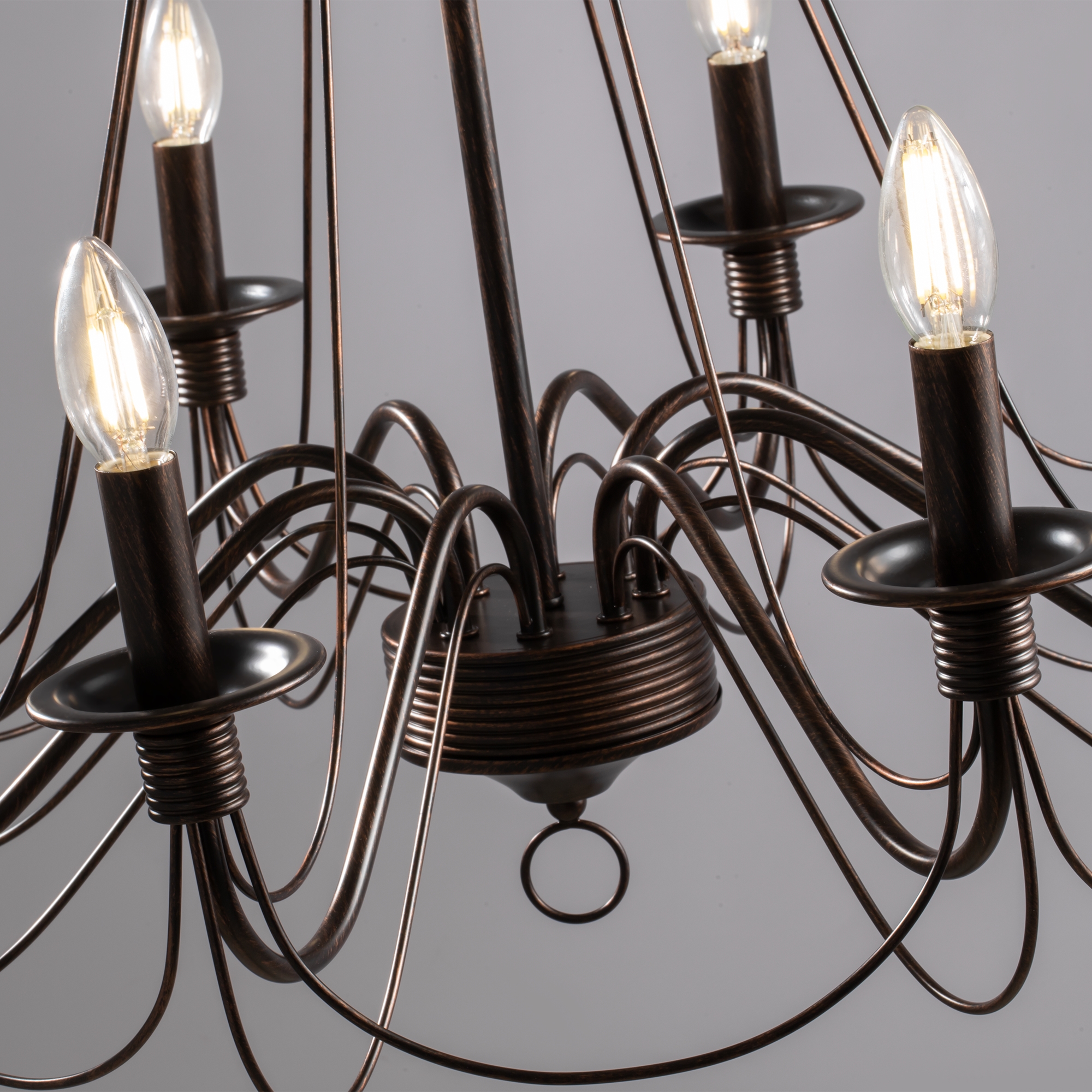 Серия светильников в классическом стиле. Подсвечники и основание для крепления рожков выполнены в виде катушек, обвитых веревкой. Серия имеет два цвета - белый с золотом и коричневый. Люстра Freya FR2046-PL-08-BR — изображение 3