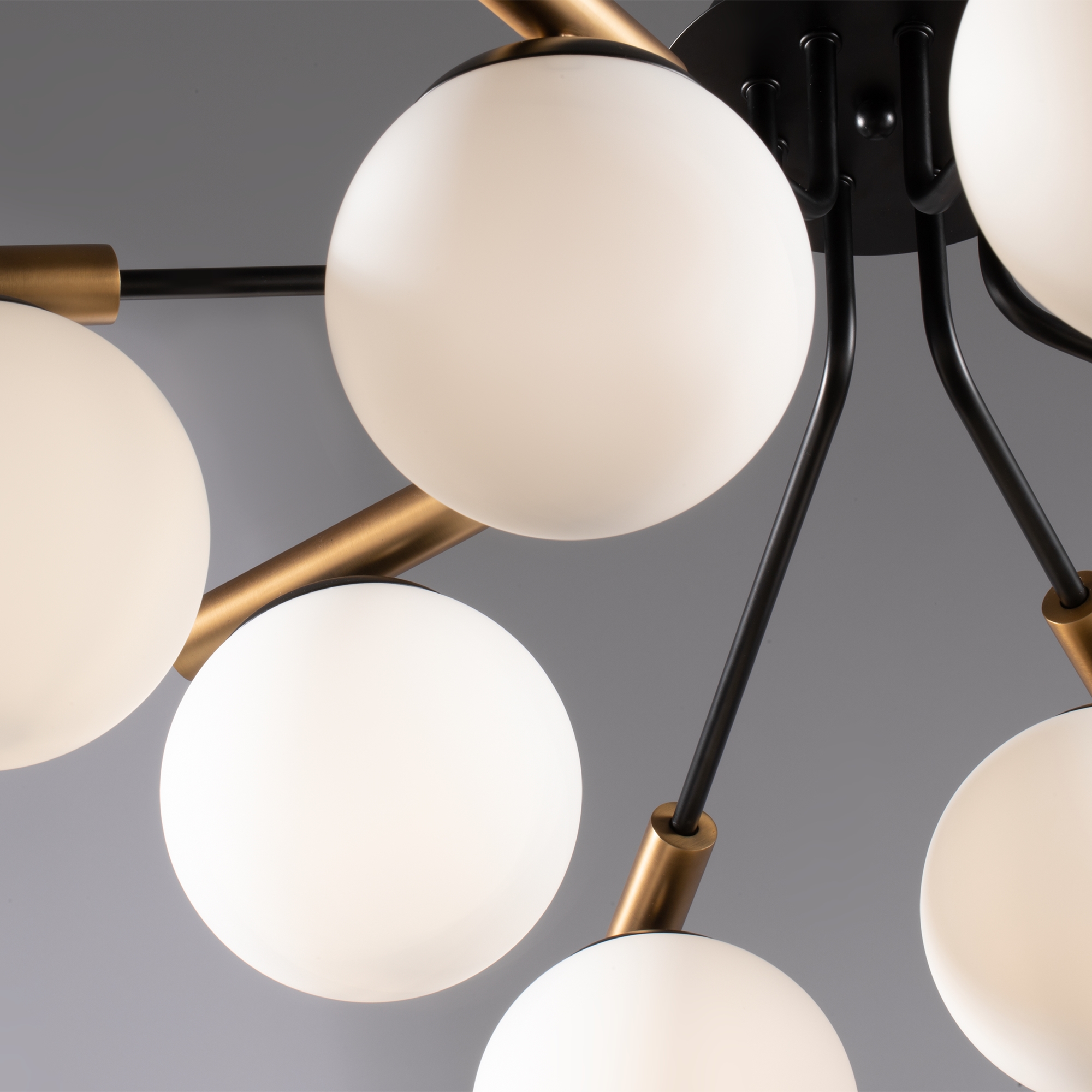 так и для офисных интерьеров. Черная металлическая арматура контрастирует с белым цветом плафонов