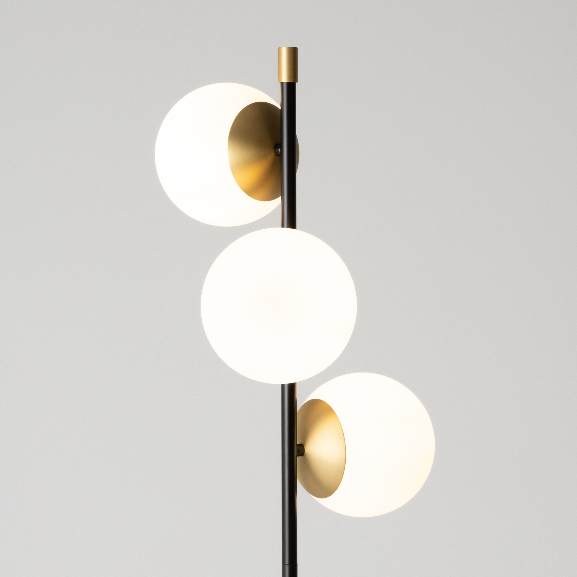 Напольный светильник (торшер) Nostalgia E14х3 40Вт Напольный светильник (торшер) Maytoni MOD048FL-03G — изображение 4